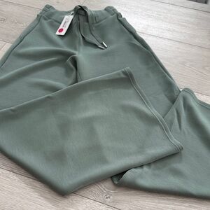 NWT Spanx airessentials wide leg pant in fennel size XS